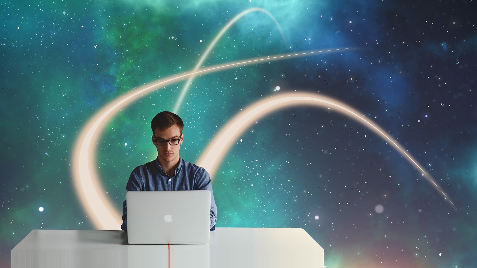 imagem de um homem usando óculos em um laptop com um fundo de espaço e linhas que vão até as profundezas da possibilidade