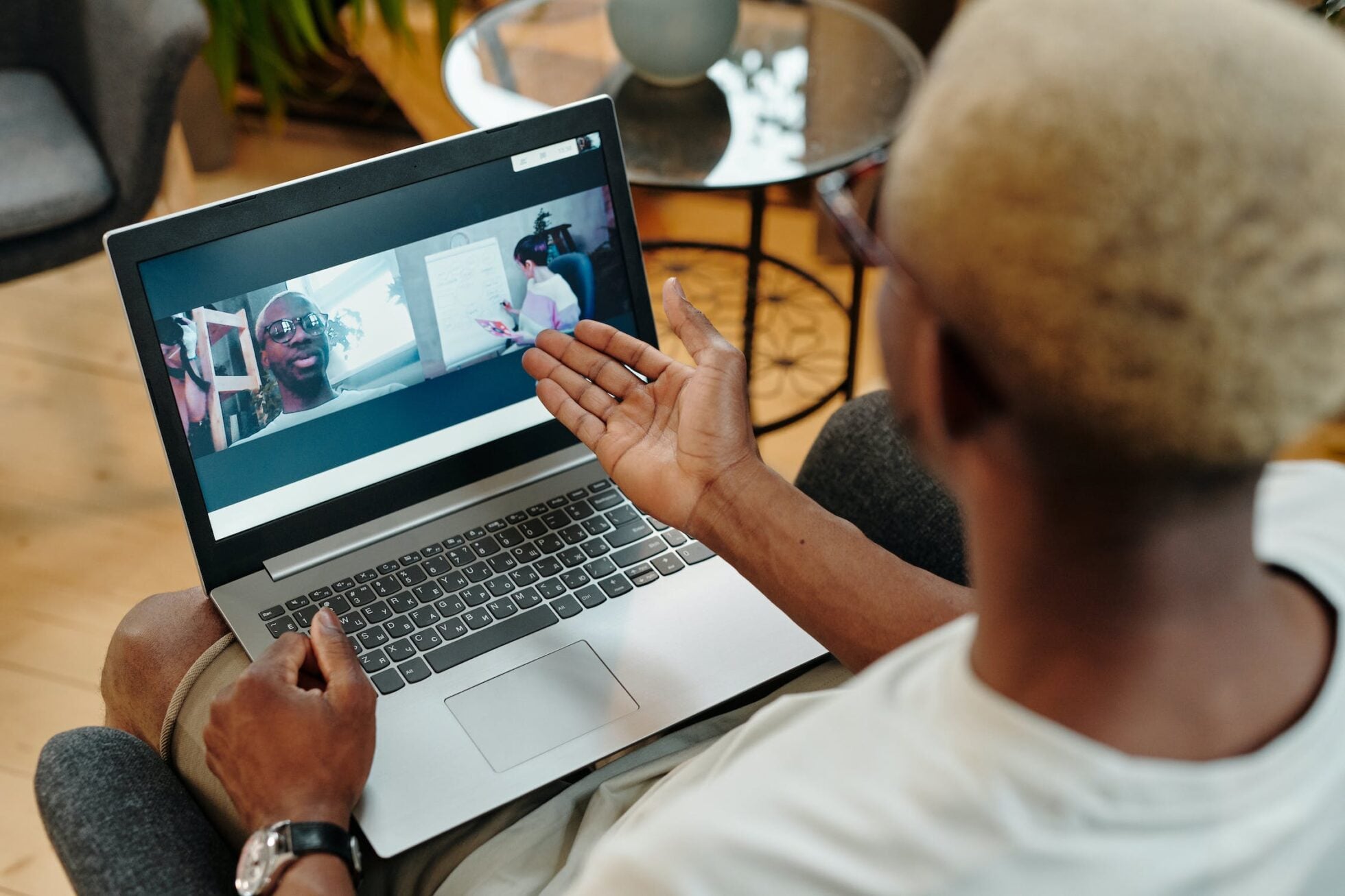 zdjęcie osoby rozmawiającej z kimś innym podczas wideoczatu na laptopie