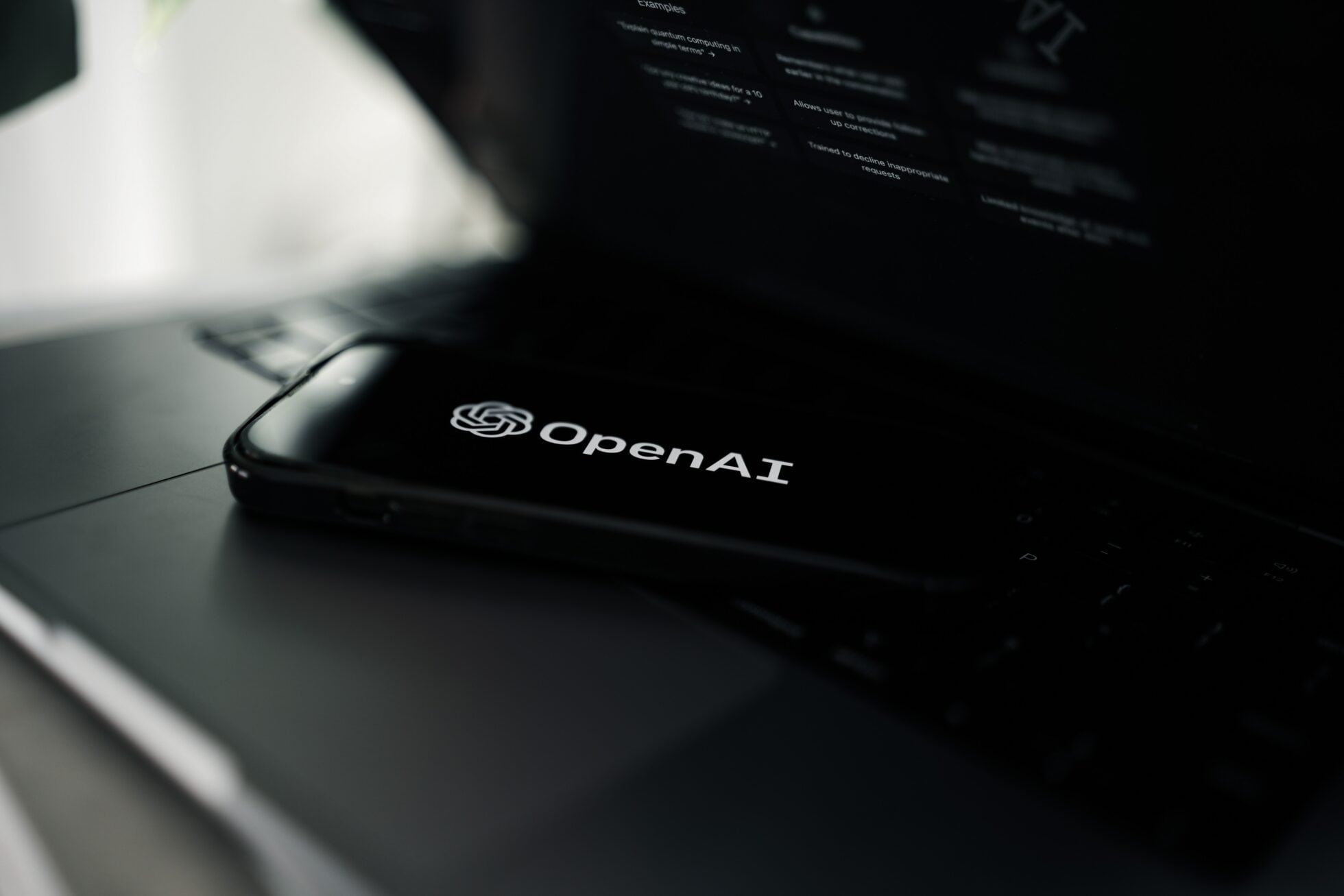 Le ChatGPT d'OpenAI prend le monde d'assaut : découvrez comment les chefs de produit l'utilisent.