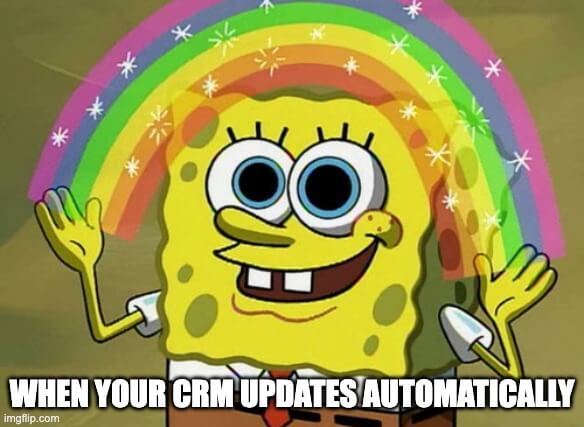 Мем с Губкой Бобом, показывающим радугу и фразу: «Когда ваша CRM обновляется автоматически».