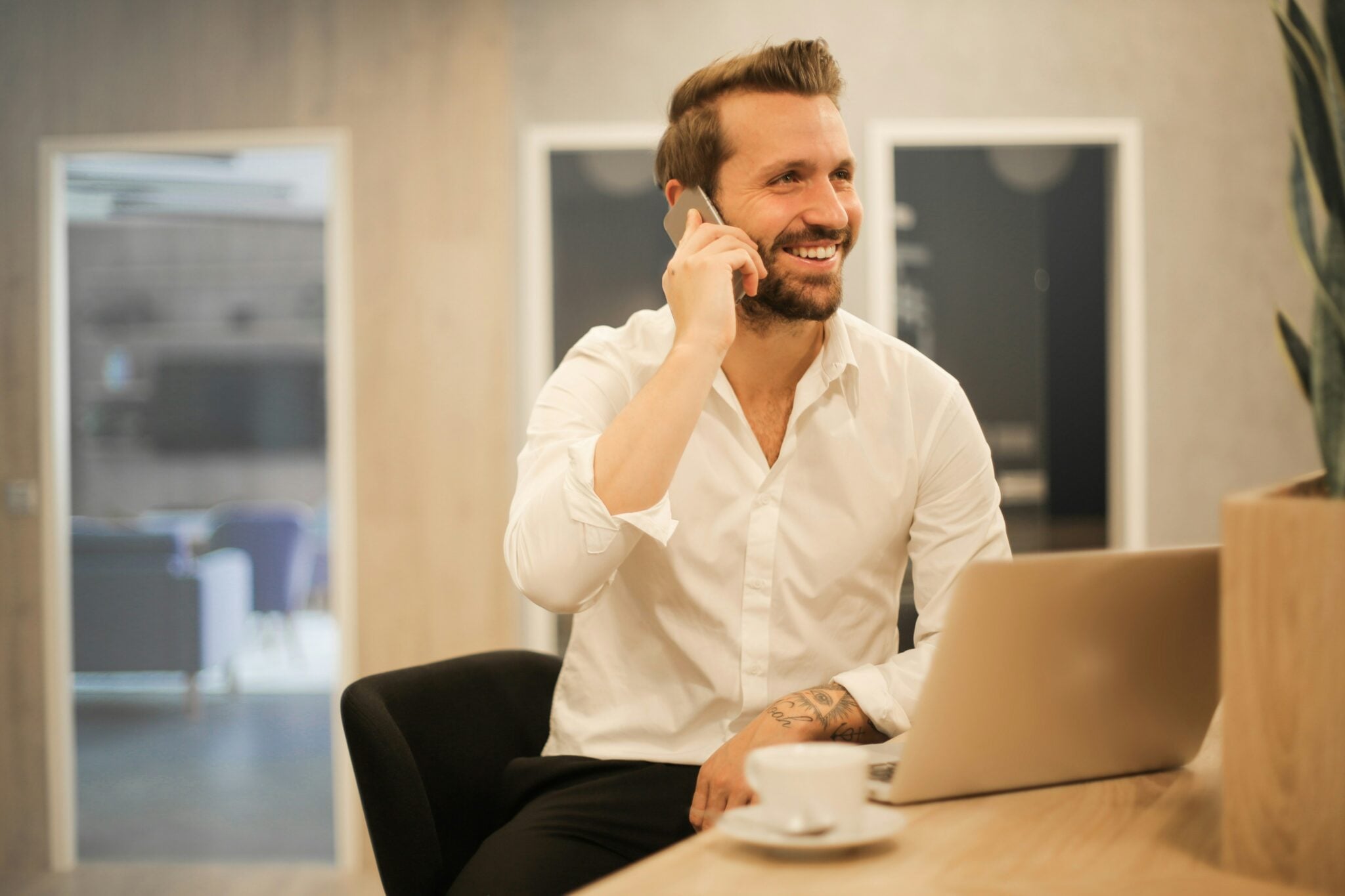 Um usuário em potencial dos diretórios de agentes de IA.