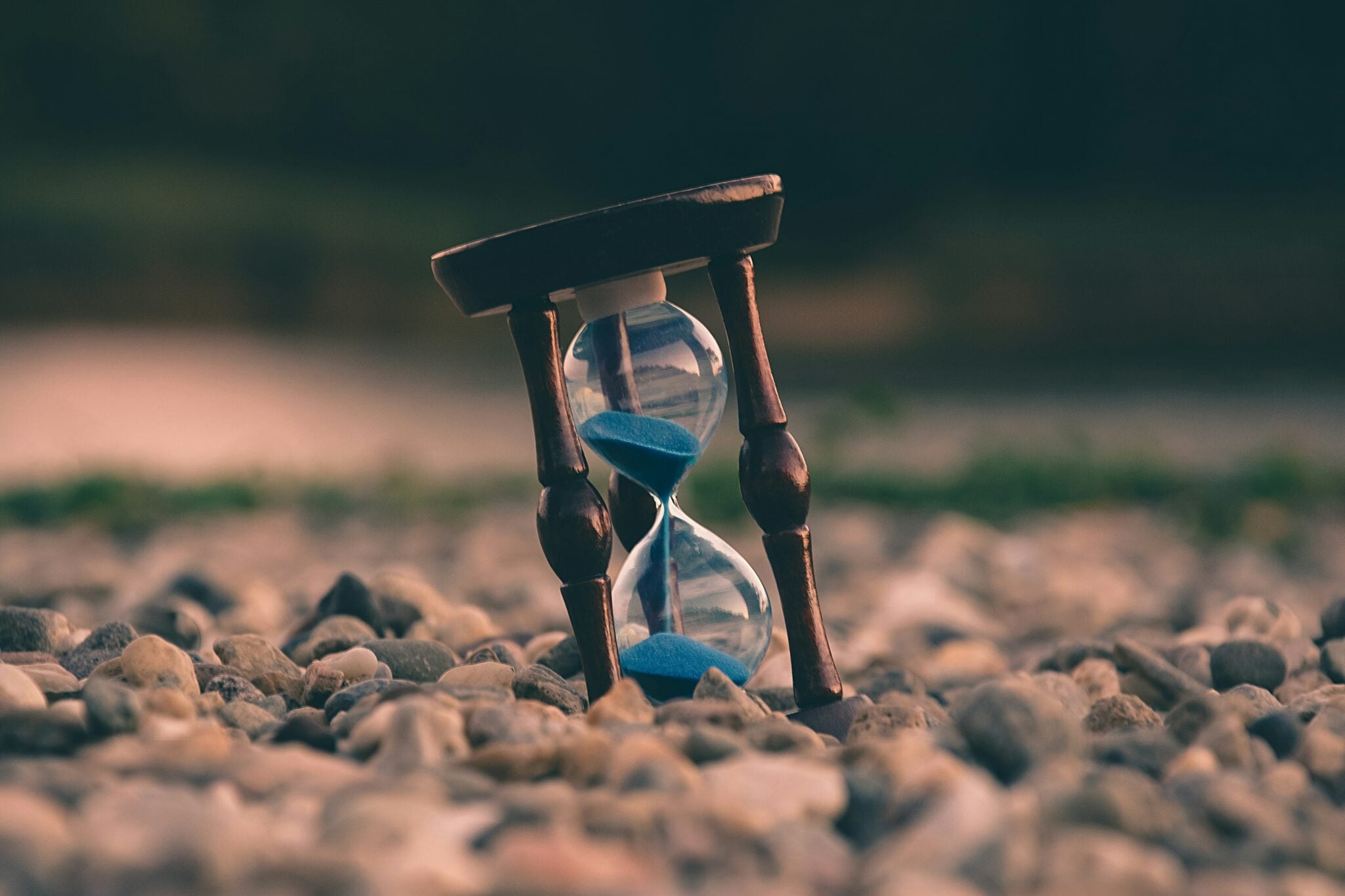 Un reloj de arena, que representa la cantidad de tiempo que ahorrarás utilizando los mejores agentes de IA para reuniones.
