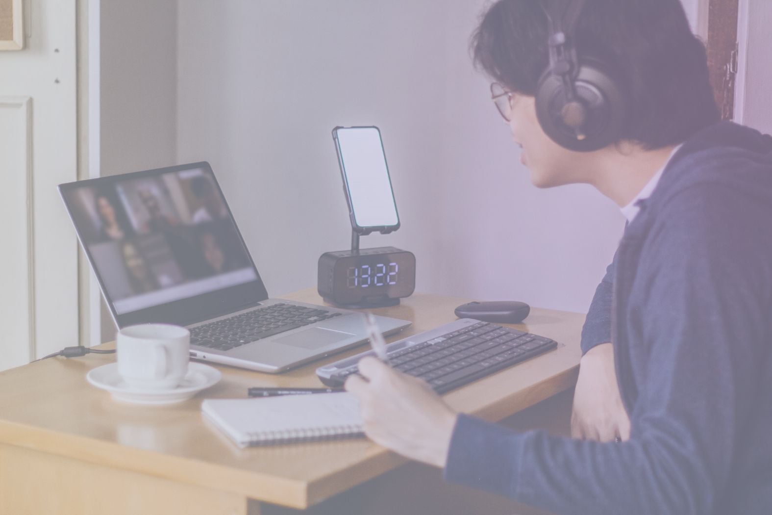 若い男性がテスト中zoom 電話