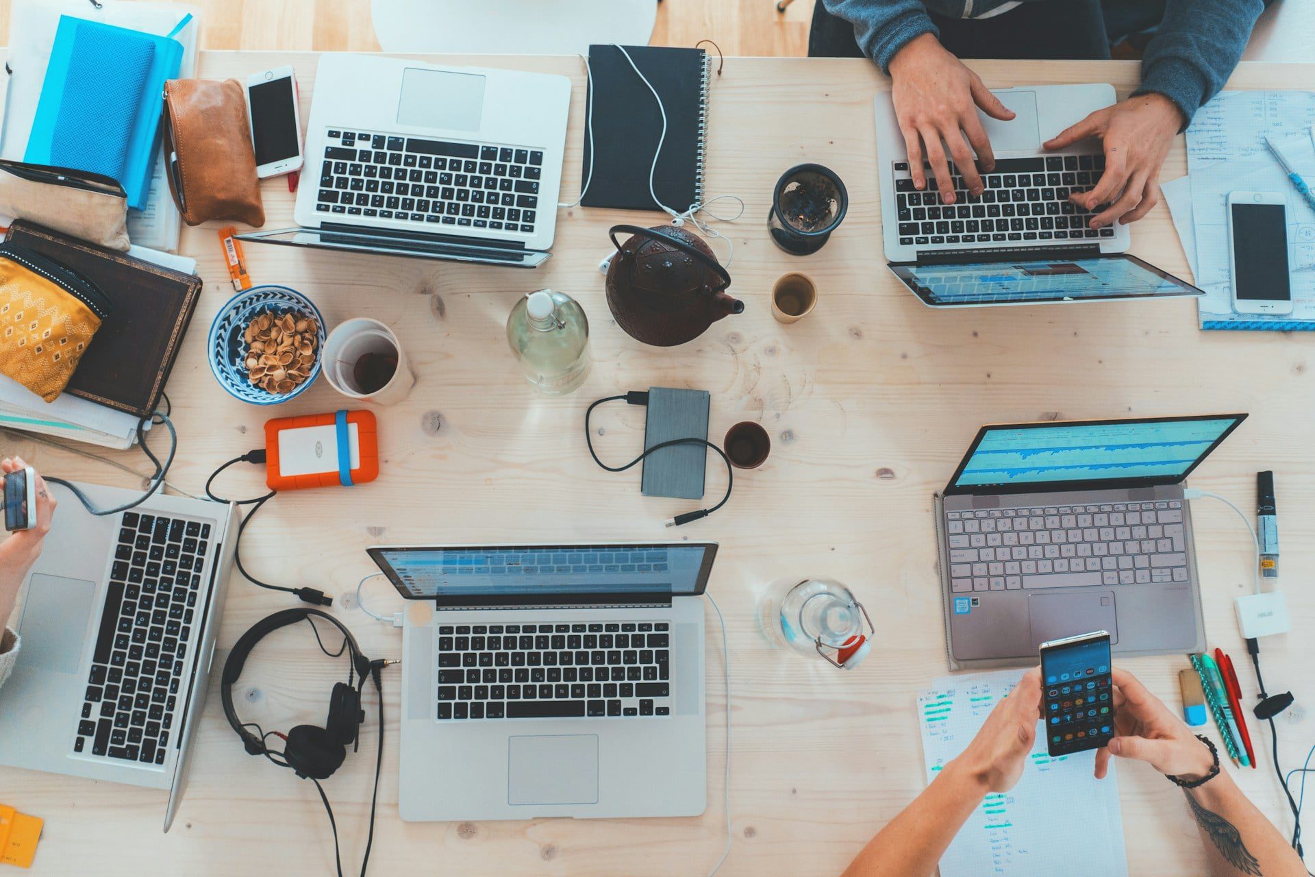 Startup auf einem Tisch aufgebaut