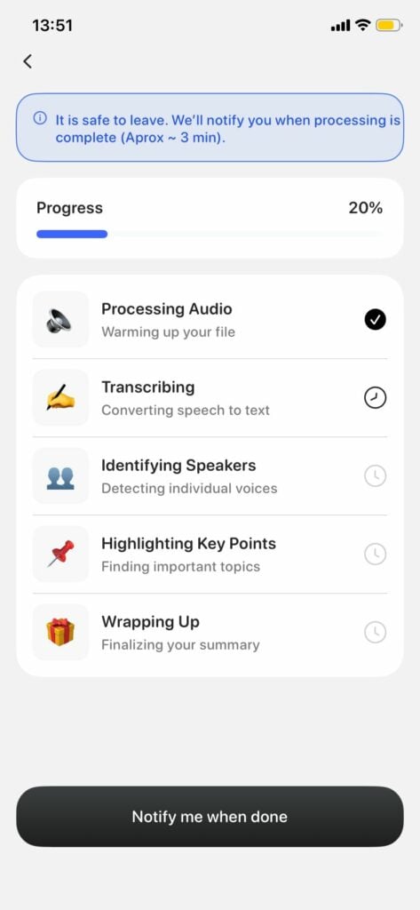 Captura de pantalla: Canalización de procesamiento que muestra 5 etapas: procesamiento de audio (completado ✅), transcripción (en curso), identificación de hablantes, resaltado de puntos clave y resumen, con un banner que indica «Aproximadamente ~3 min».
