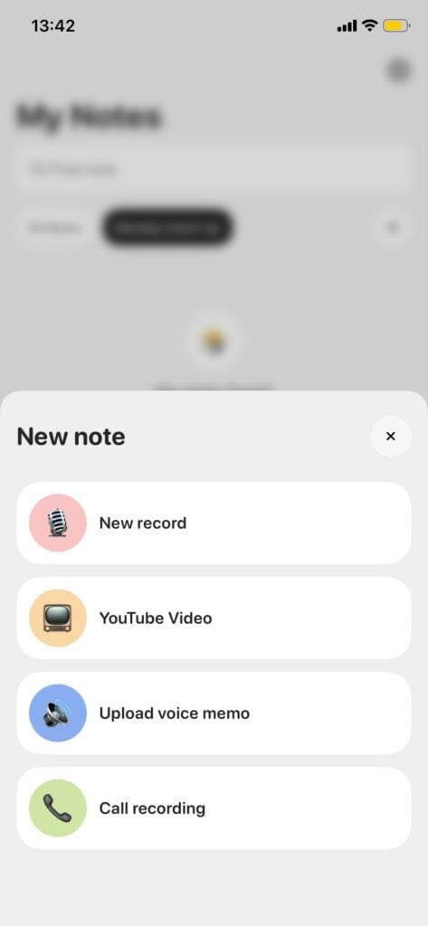 Captura de pantalla: Menú «Nueva nota» de Notee, que muestra cuatro tipos de entrada (Nuevo registro, Vídeo de YouTube, Subir nota de voz, Grabación de llamada).