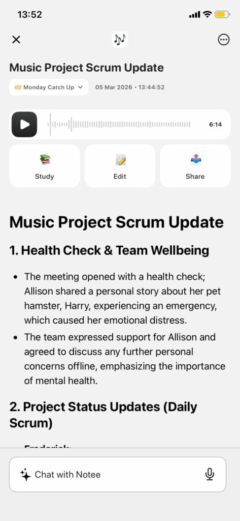 Captura de pantalla: Resumen completado para «Actualización del proyecto musical Scrum»: secciones numeradas, viñetas, barra de reproducción de audio, botones de acción Estudiar/Editar/Compartir y barra «Chatear con Notee» en la parte inferior.